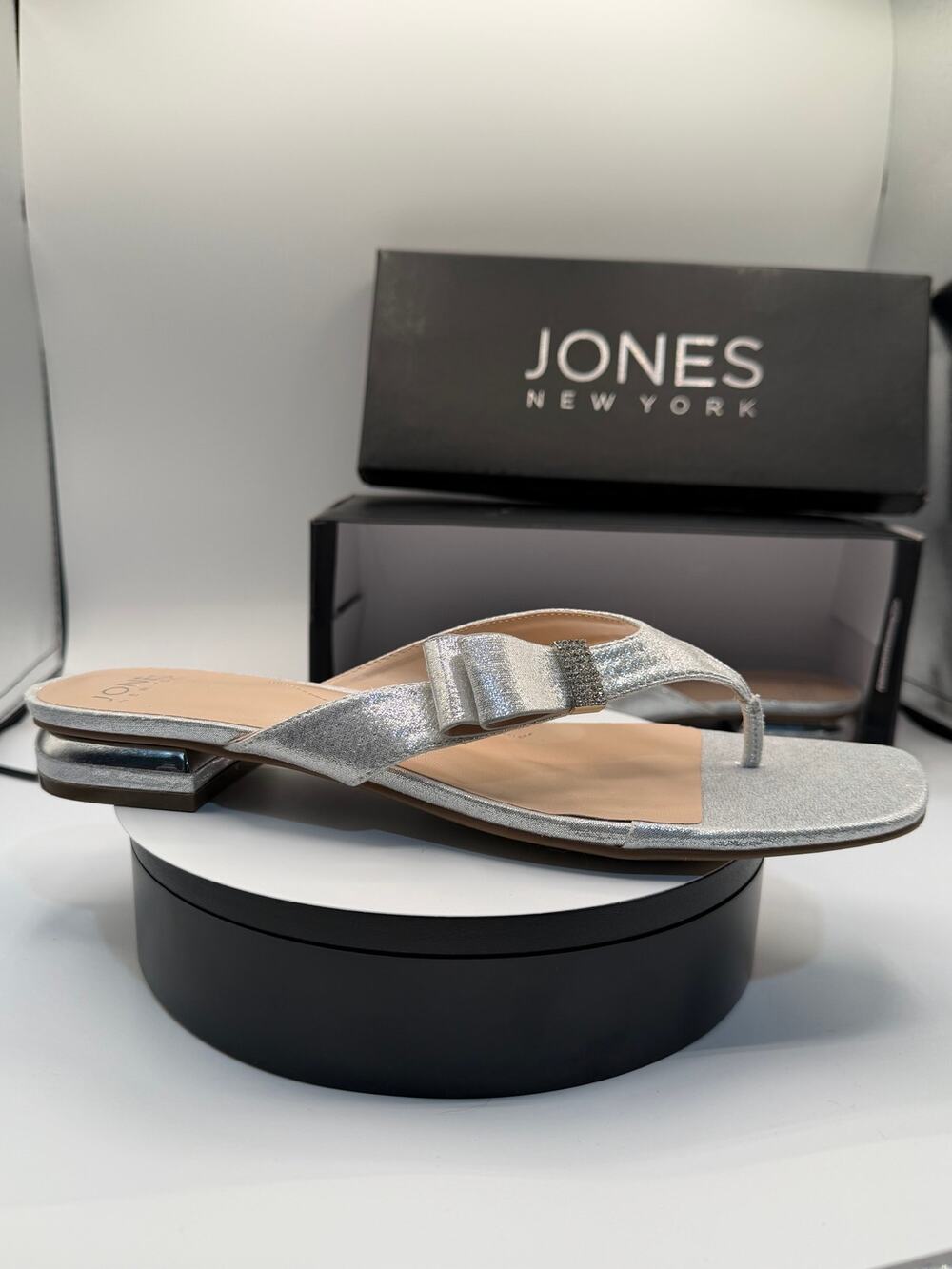 Jones New York Verdanta Silver Bow Thong Sandals 9.5M New In Box